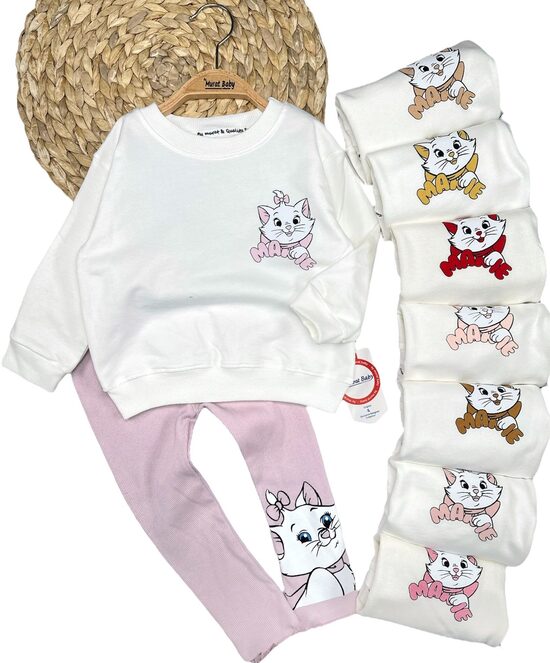 Balts džemperis, rozā legingi